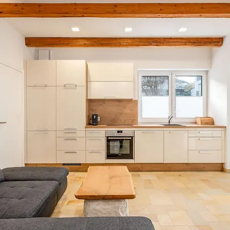 Hoechstein - Stone & Light - By Mynests Apartamento