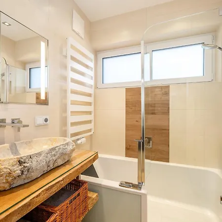 Hoechstein - Stone & Light - By Mynests Apartamento